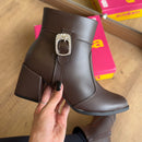 Bota Moleca Bico Quadrado Detalhe Fivela 5352.101